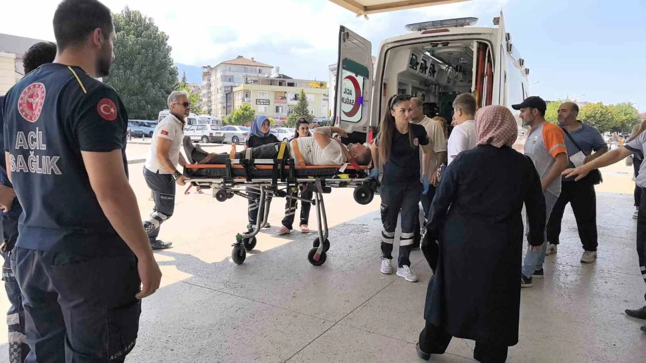 Bursa'da 2 ambulans kamyonet ile çarpıştı: 7 yaralı