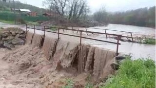 Bursa'da a��r� ya���lardan dolay� k�pr� �elaleye d�nd�