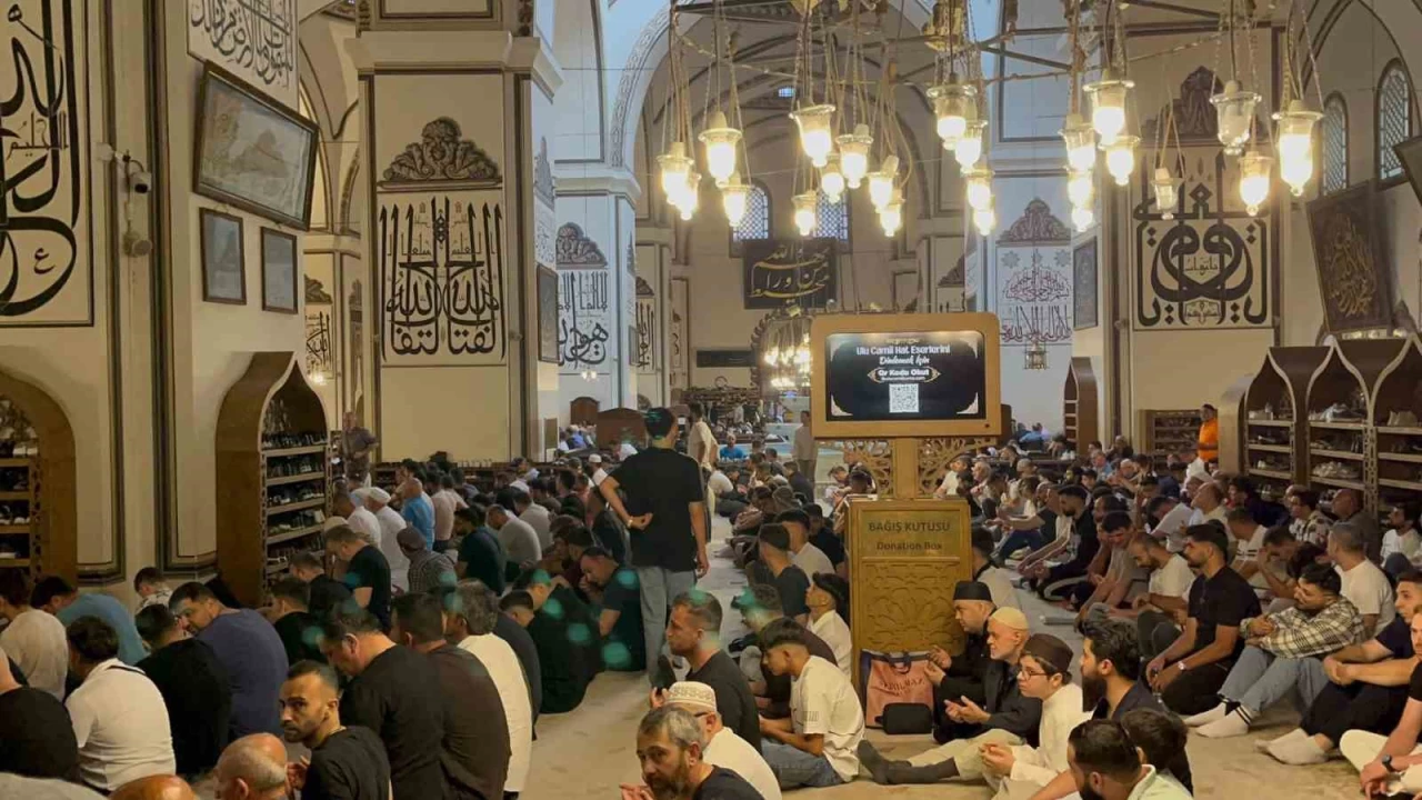Bursa'da binlerce vatandaş Ulu Cami'ye akın etti