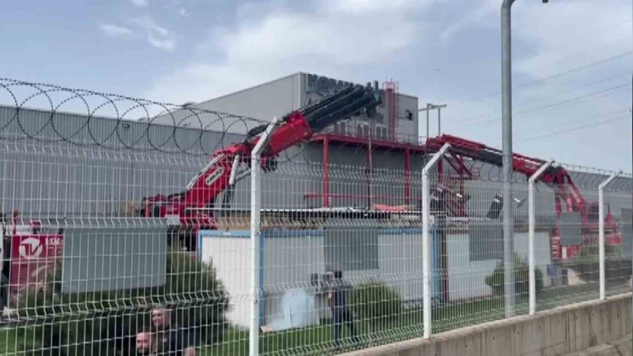 Bursa'da fabrikada yük indiren vinç devrildi