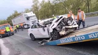 Bursa'da otomobil kamyona arkadan çarptı: 1'i ağır, 2 yaralı