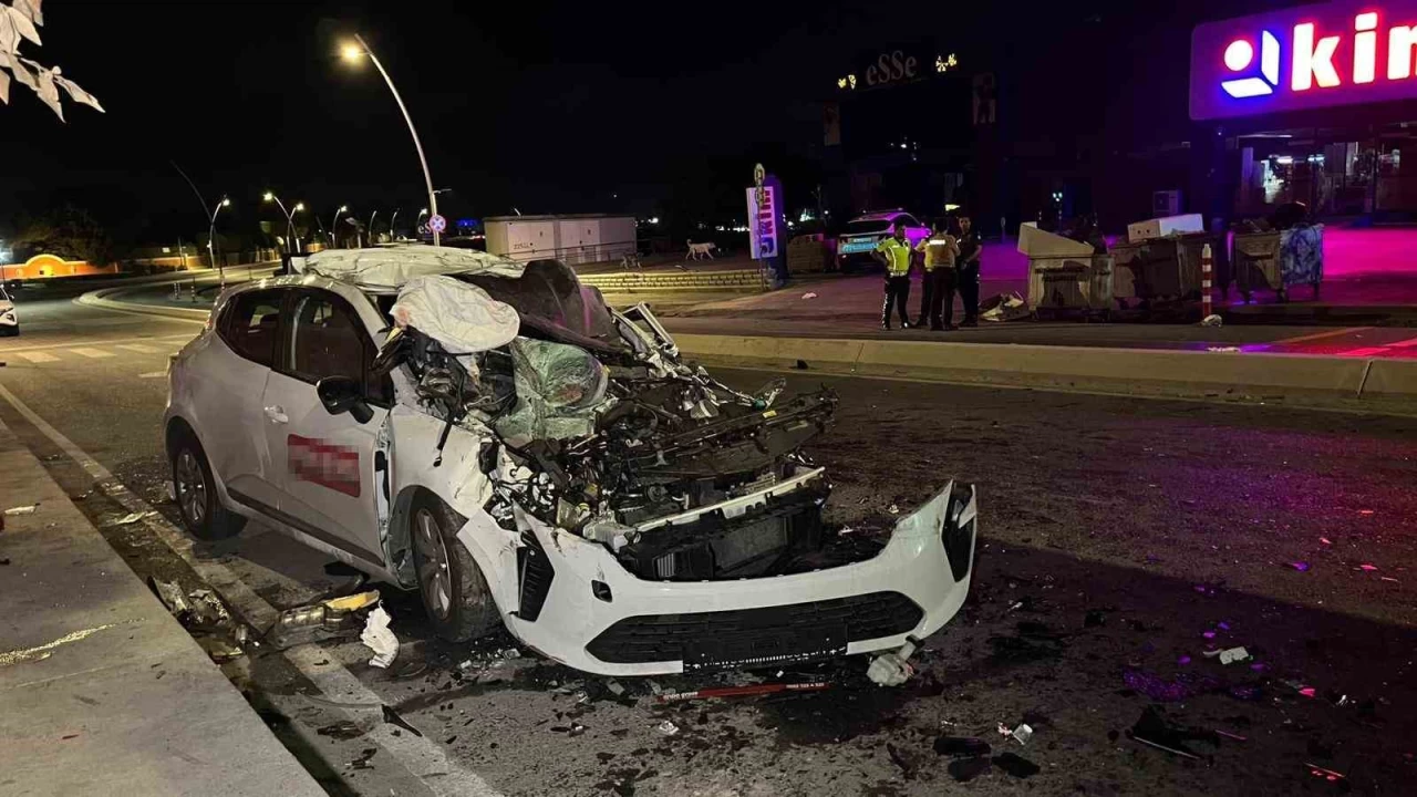 B�y�k�ekmece'de otomobil, TIR'a arkadan �arpt� : 1 �l�, 4 yaral�