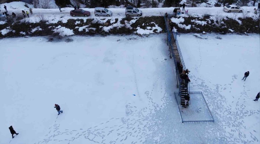 Buz tutan gölette tehlikeli gezinti