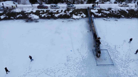 Buz tutan gölette tehlikeli gezinti