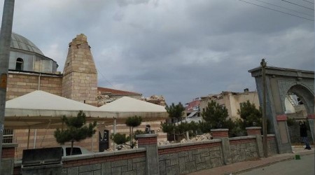 Cami minaresi şiddetli rüzgardan yıkıldı