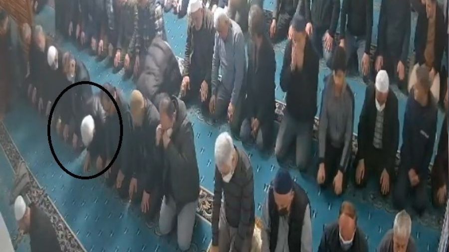 Camide namaz k�larken hayat�n� kaybetti