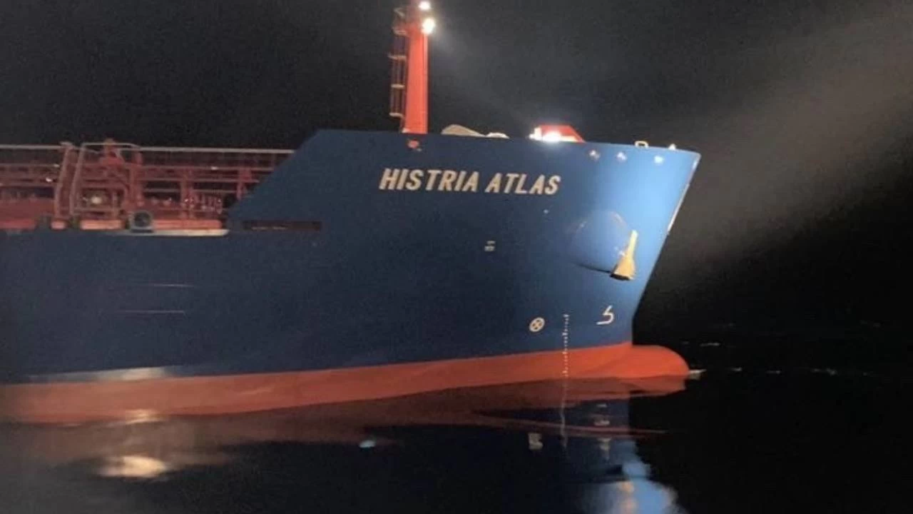 �anakkale Bo�az�'nda makine ar�zas� yapan tanker demirlendi