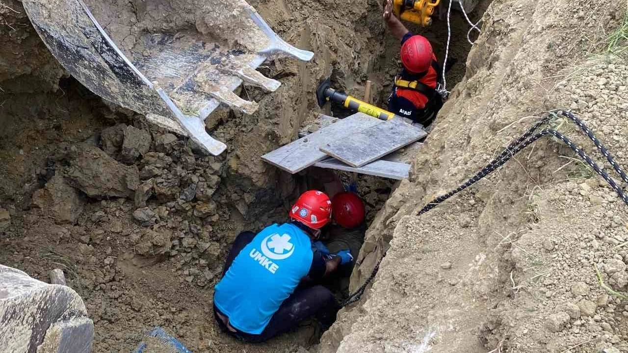 �anakkale'de toprak kaymas�: G���k alt�nda kalanlar� kurtarma �al��malar� devam ediyor