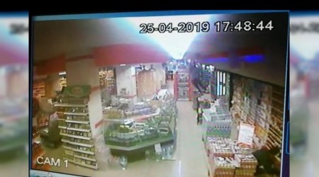 Çatı katından mağazanın içine düştü