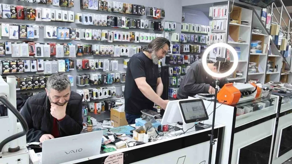 Cep telefonu bomba gibi patlad�