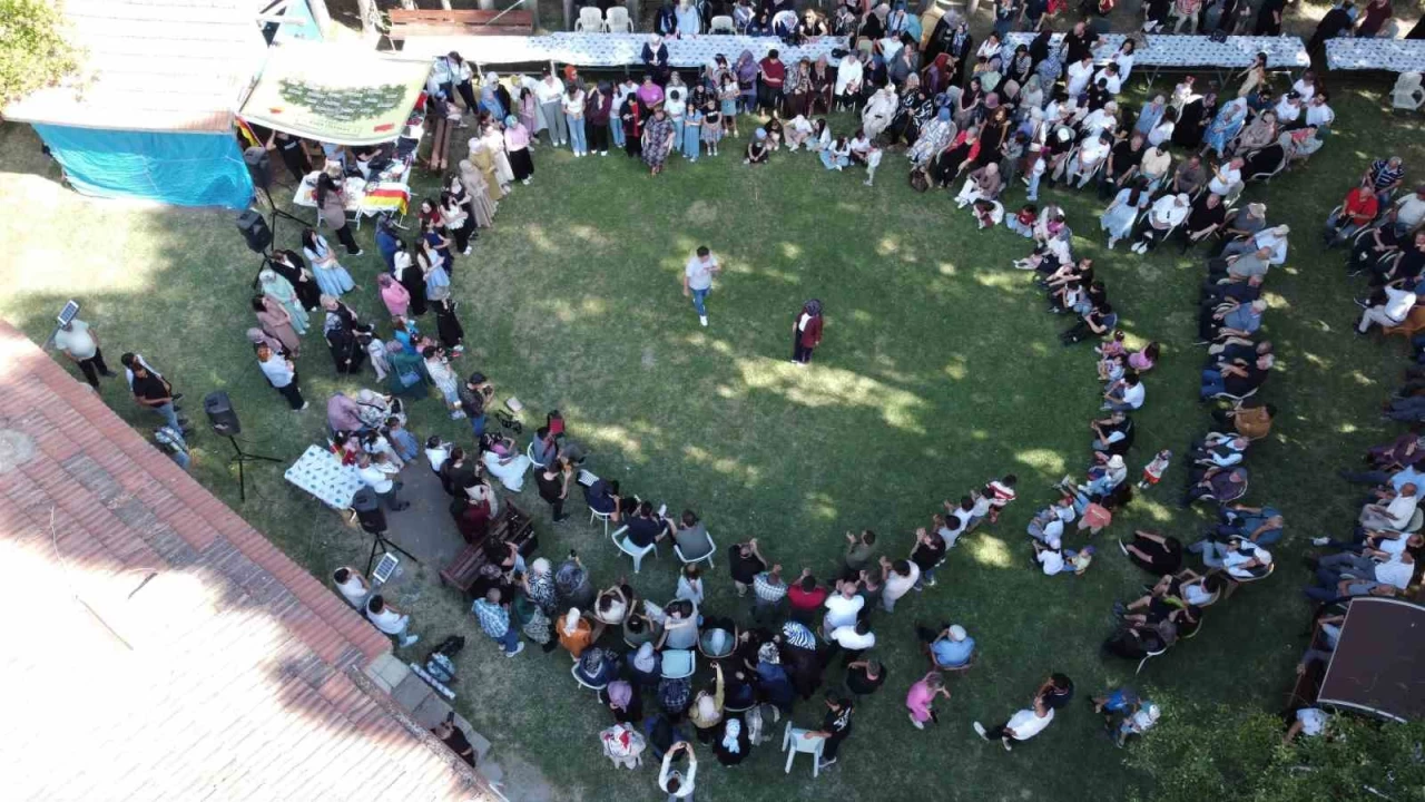 �erkesler, k�lt�rlerini her y�l d�zenledikleri �enlikte ya�at�yor