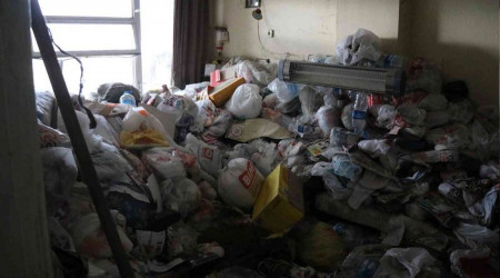 Cesedin bulunduğu o evden bir kamyon çöp çıktı