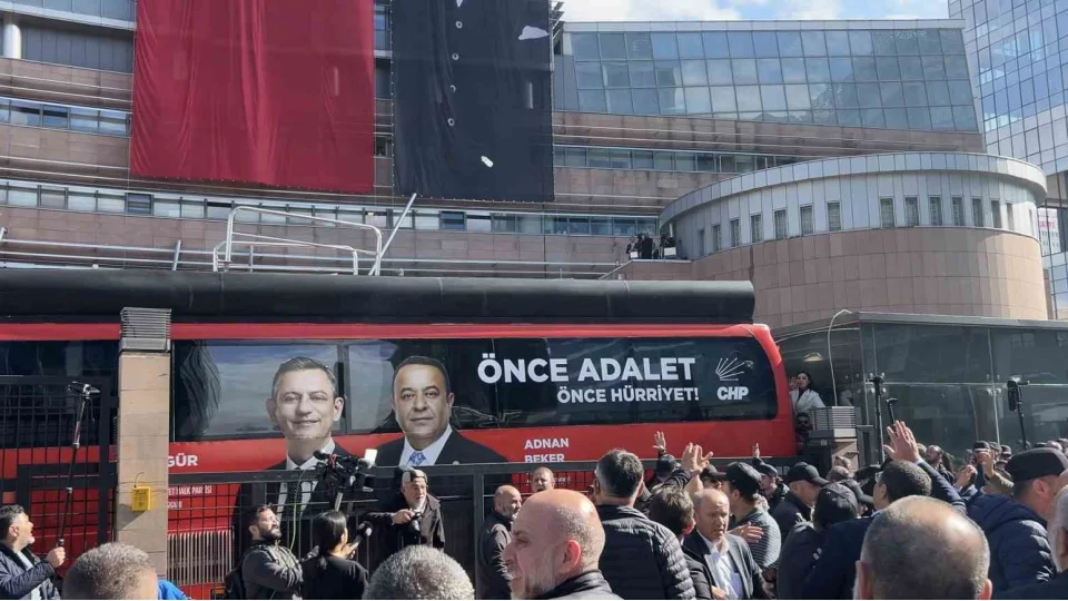 CHP, Genel Merkezi �n�nde gerginlik