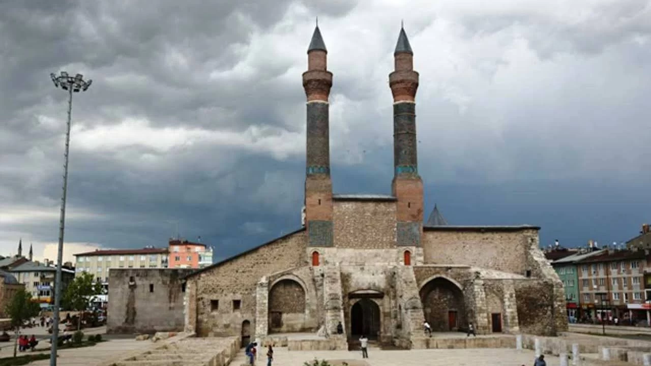 Çifte Minareli Medrese: Selçuklu estetiğinin en görkemli izlerinden biri