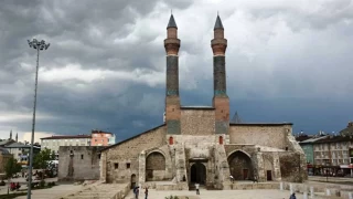 Çifte Minareli Medrese: Selçuklu estetiğinin en görkemli izlerinden biri