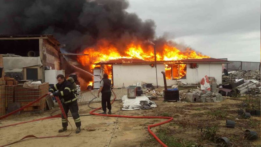 �iftlik evi alev alev yand�