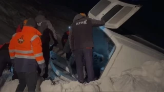 Çığın sürüklediği minibüs şarampole yuvarlandı: 1 ölü, 14 yaralı
