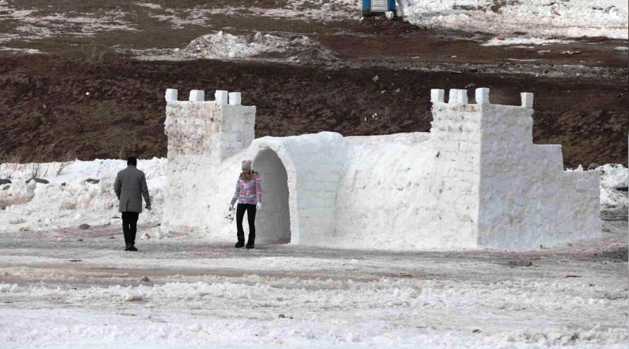 Çıldır Gölü Eskimo Evine yoğun ilgi
