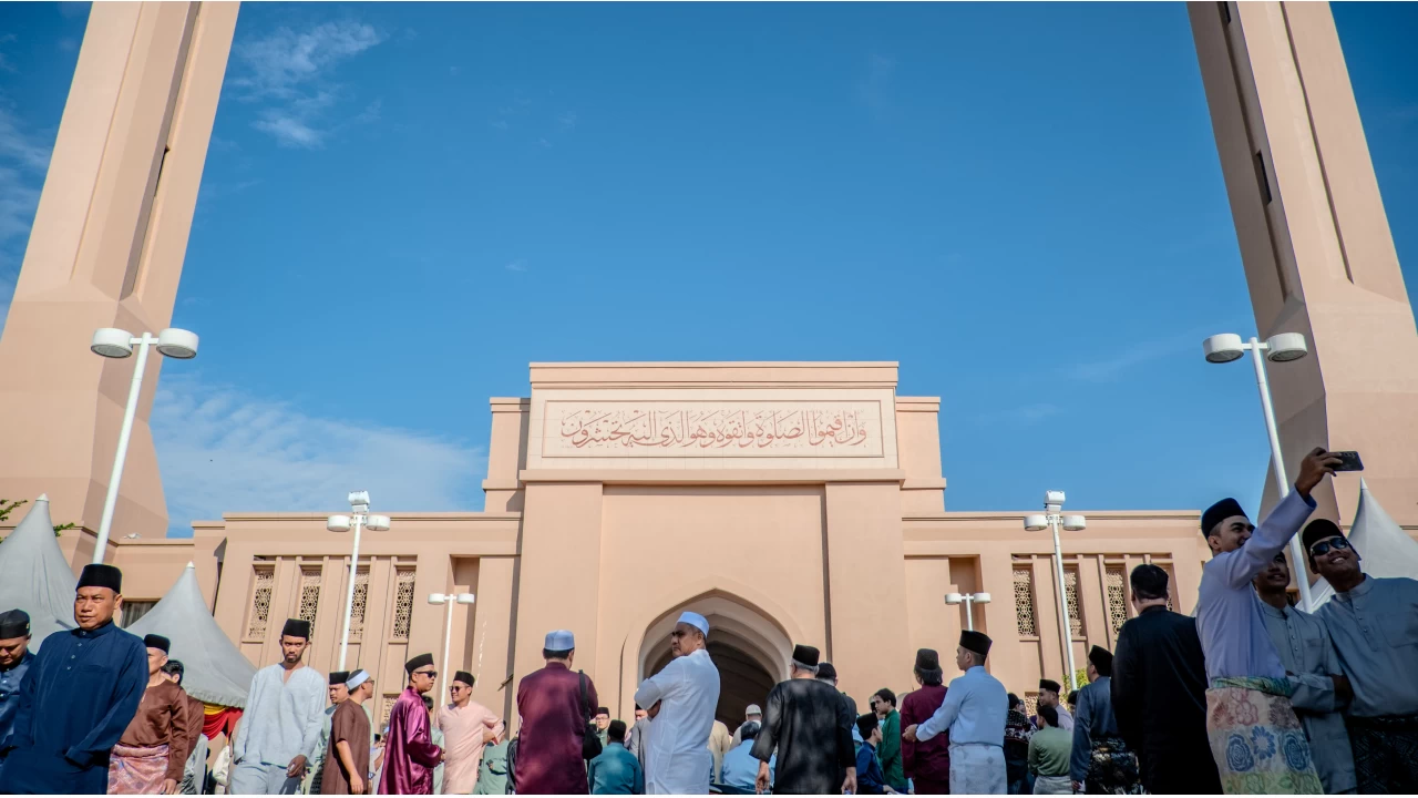 �ok say�da �slam �lkesi bayram�n ilk g�n�n� kutluyor