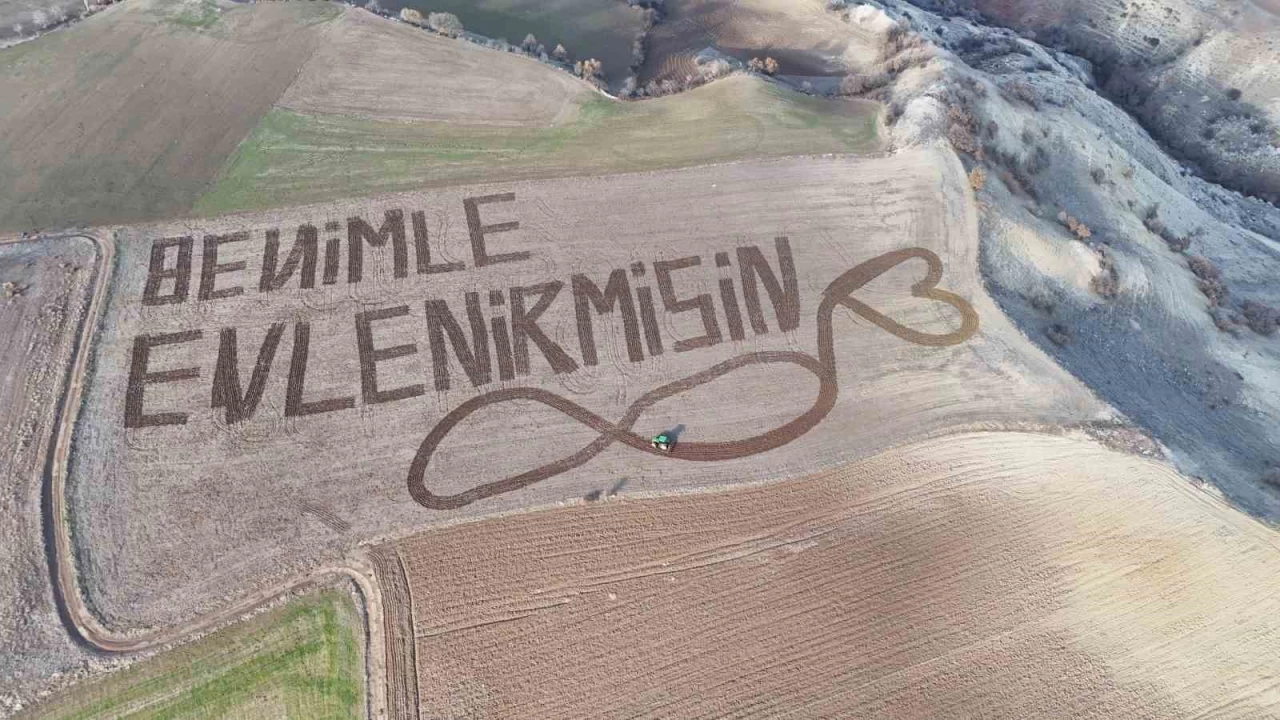 Çorum'da ilginç evlilik teklifi: Traktörle tarlaya yazdı