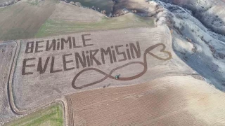 Çorum'da ilginç evlilik teklifi: Traktörle tarlaya yazdı