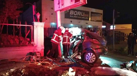 Çorum'da reklam direğine çarpan otomobilde 3 kişi hayatını kaybetti