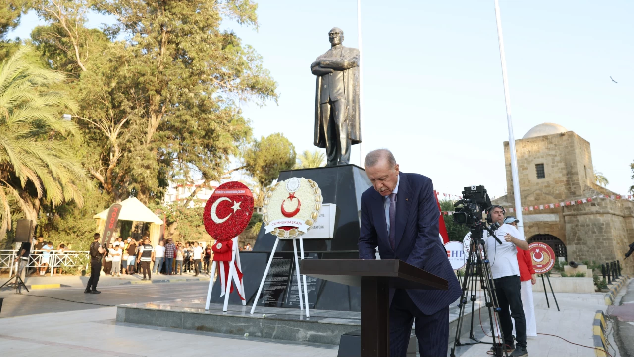 Cumhurbakan Erdoan, KKTC'de Atatrk Ant'na elenk sundu