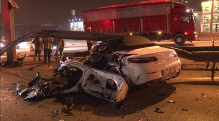 D100 Karayolunda feci kaza: Araç bariyerlere girdi, sürücü camdan fırladı