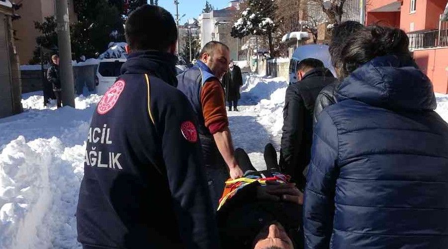 Damda kar temizlerken aşağıya düştü
