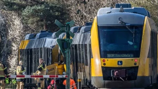 Danimarka'da iki tren �arp��t�: 4'� a��r 17 yaral�
