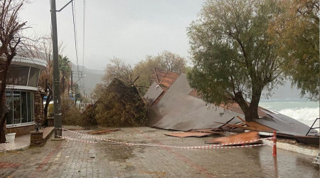 Datça'da fırtına restoranın platformunu çökertti