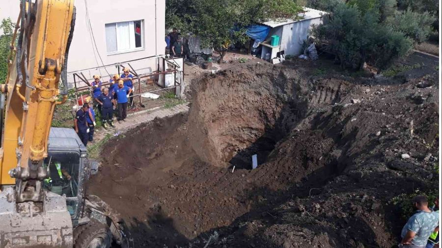 Define aramak i�in kazd�klar� topra��n alt�nda kald�lar