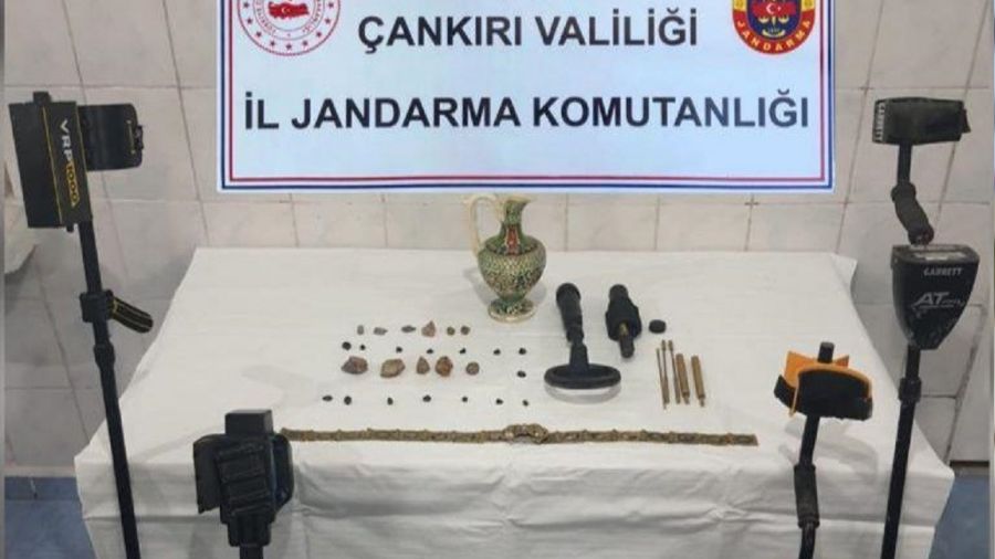Define ararken suçüstü yakalandılar