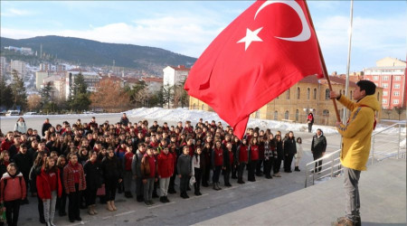 Deprem bölgesi hariç öğrenciler ders başı yaptı