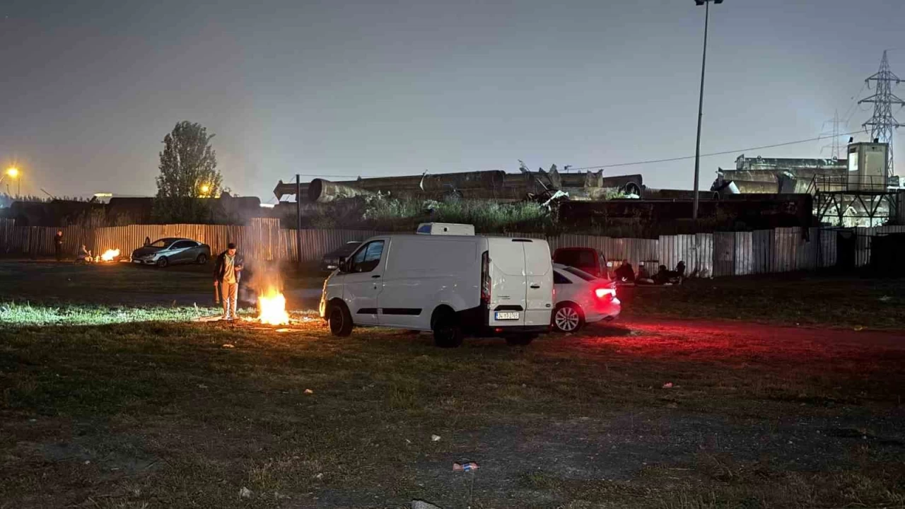 Deprem endişesiyle geceyi dışarıda geçirmeye devam ettiler