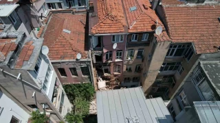 Deprem olmad... Fatih'te 3 katl binann balkonu kt