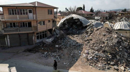 Depremde caminin kubbesi ve minaresi yıkıldı