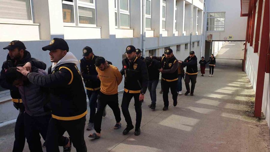 Depremzedelerin aralarn alan 12 zanl yakaland
