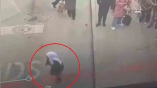 Dilencilik bahanesiyle kadının cüzdanını alıp kaçtı