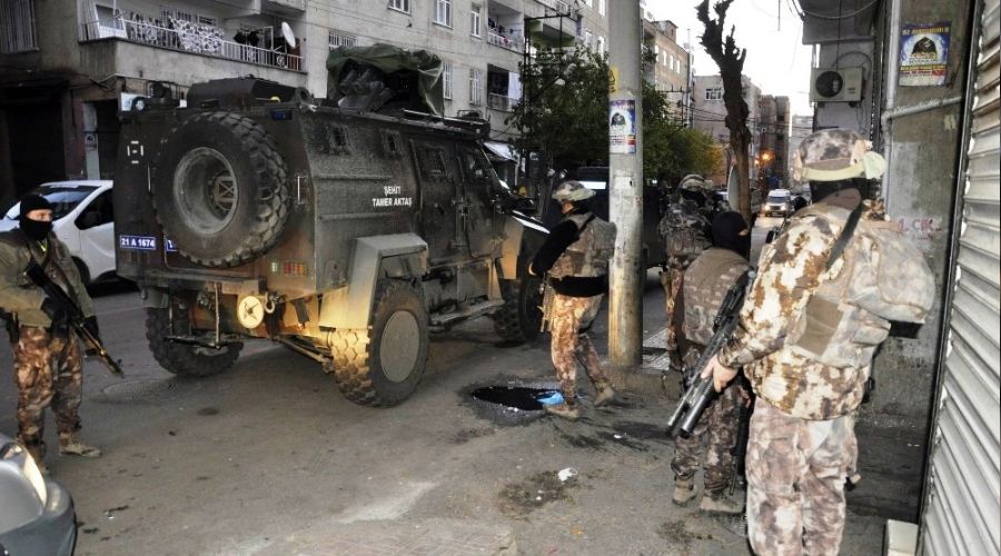 Diyarbak�r'da �ok say�da ki�i g�zalt�na al�nd�