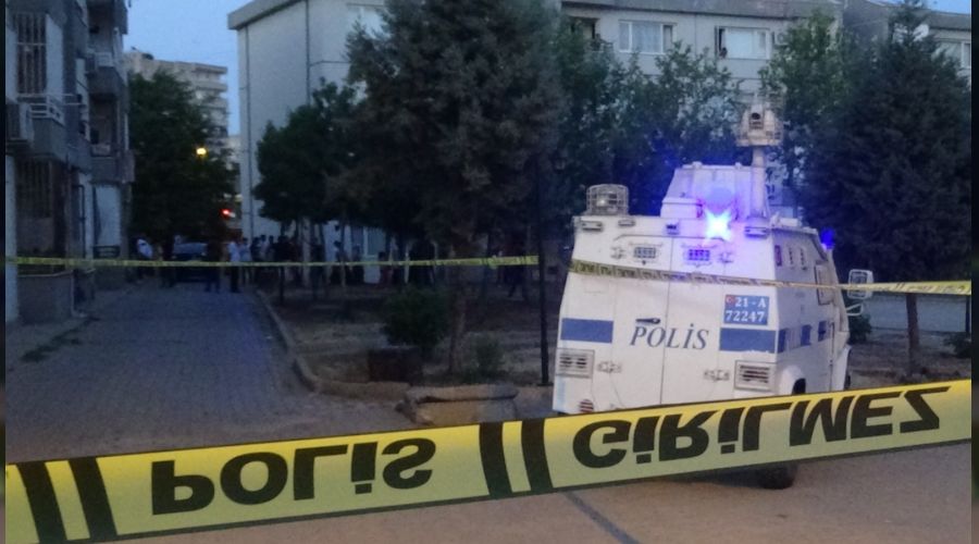 Diyarbakır'da sokak ortasında silahlı çatışma