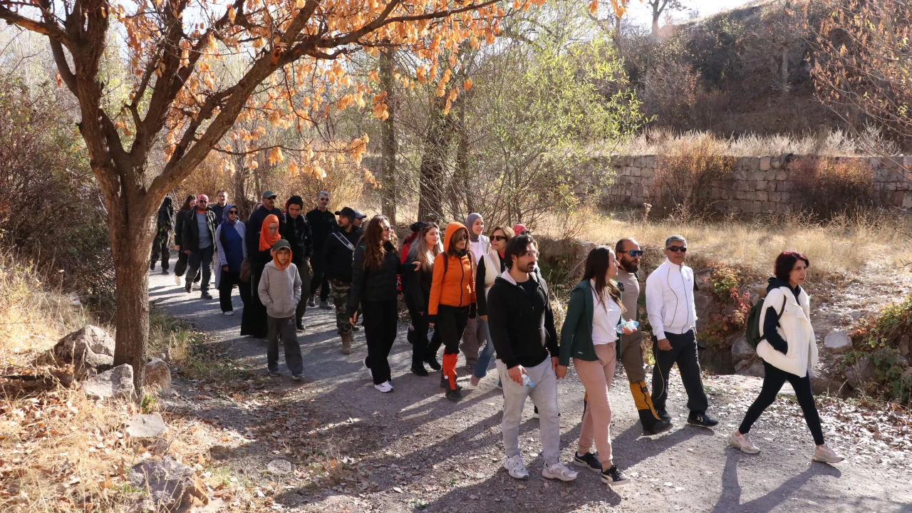 Doa tutkunlar sonbahar renklerine brnen Koramaz Vadisi'nde yrd