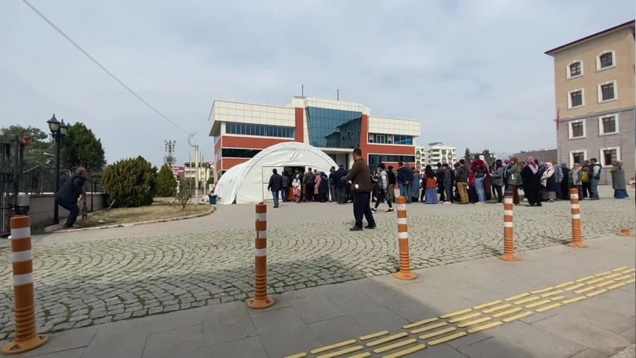 Dörtyol'da kaymakamlık önünde intihar girişimi