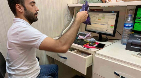 Dövizcinin dalgınlığından yararlandı 