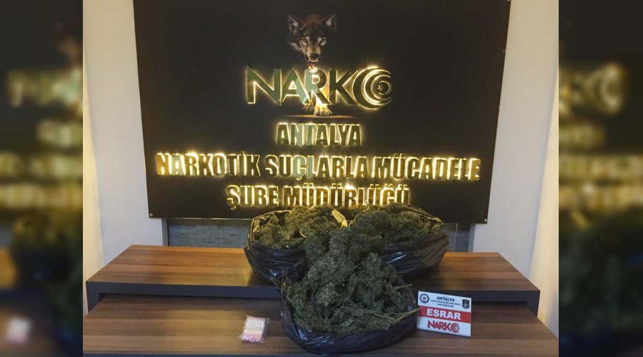 Durdurulan araçtan esrar çıktı