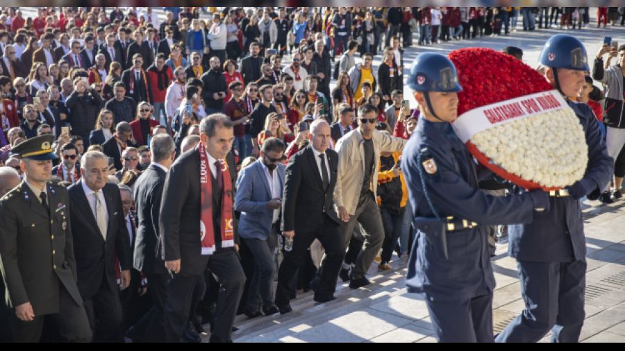 Dursun Özbek'ten 100. yılın anısına Anıtkabir ziyareti