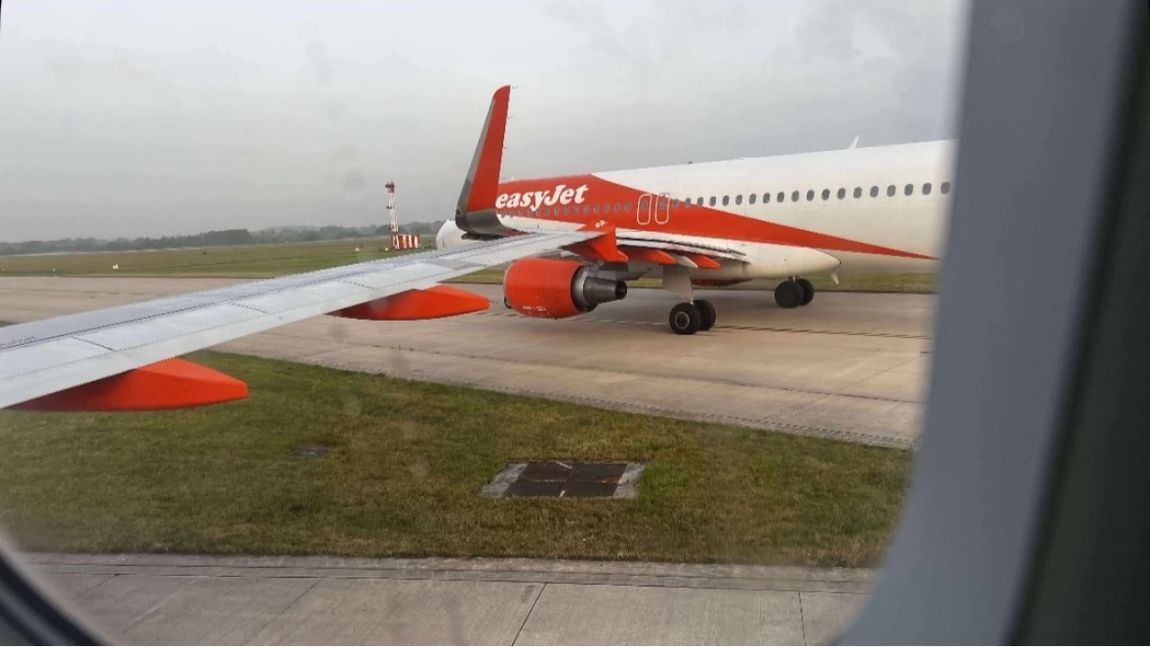 EasyJet'a ait iki yolcu uçağı taksi sırasında çarpıştı