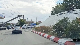 Edirne'de şiddetli rüzgar çatıyı uçurdu