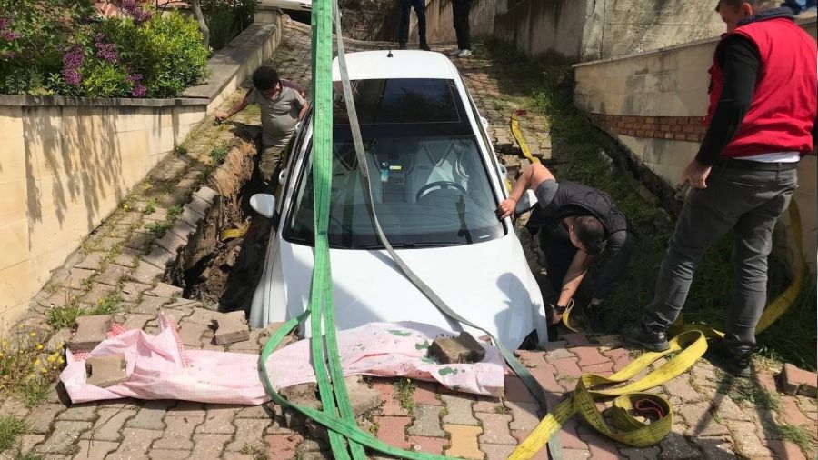 Edirne'de yol çöktü, otomobil çukura düştü