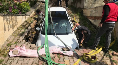 Edirne'de yol çöktü, otomobil çukura düştü